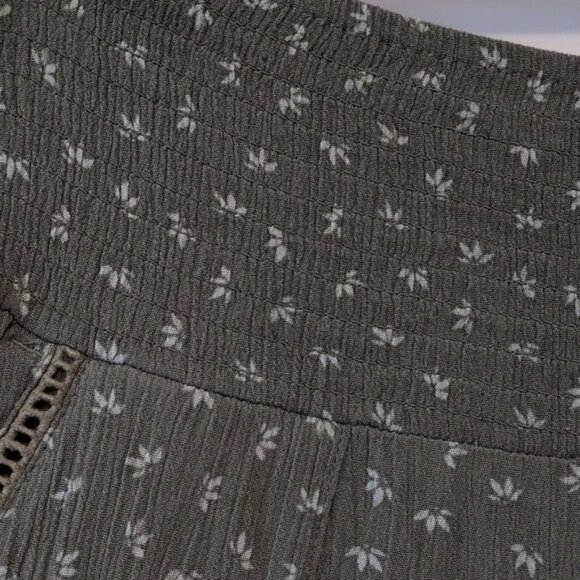 Three dots wide-leg pull on crepe pants. Olive green with white flowers. Comfy w - Picture 3 of 12